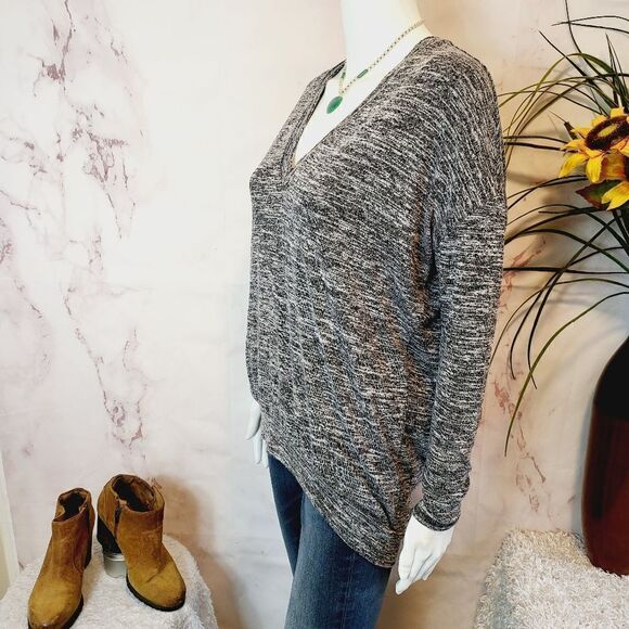 Aritzia Wilfred Free soft knit v neck oversized sweater - Picture 5 of 7